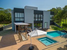 Pousada com piscina, jacuzzi e com vista em Capit&oacute;lio - Casa Decore, hotel cu piscine din Capit&oacute;lio