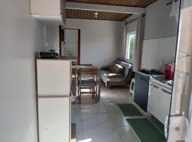 Acomodação tranquila confortável 15 MT da praia