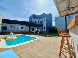 Casa 2 suítes e piscina em Rio das Ostras há poucos passos do Mar!, hotel in Rio das Ostras