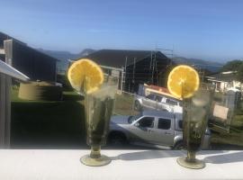 Iconic 70's Kiwi Bach, ξενοδοχείο σε Whitianga