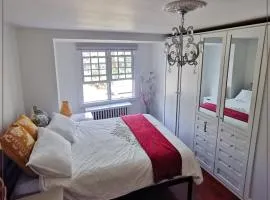 Cozy room with private bathroom near subway