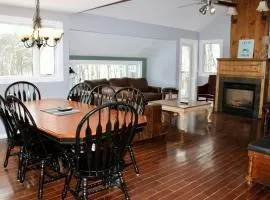 Trailside Village #4 - Slopeside 3BR with Hot Tub and Sauna, Ski In Ski Out on Great Eastern Trail