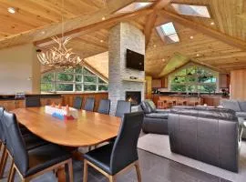 Vistas 92 - 4-Bedroom Luxury Ski On Ski Off Home with Hot Tub, Views, Amenity Center