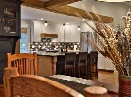 Susan Lane Hideaway - 4BR, 3BA Renovated Home, Close to Skiing and Town, Fireplace