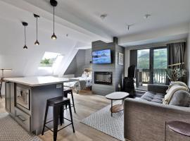 Mountain Green 3F9 - Newly Renovated Studio, Amazing Views and Location, Pool, Hot Tub, Shuttle, hotel in Killington