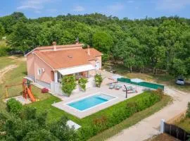 Lovely Home In Radetici With Wifi