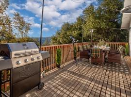 Sequoia's Dream with Mountain View, Spa, Heated Floor, Bar, Cinema!, hotel a Oakhurst