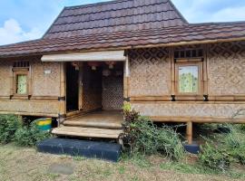 Kebun Teduh Sukaharja Cijeruk Bogor, готель у місті Palasari