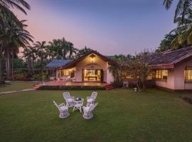 SaffronStays Sea Sparkle - 4BR beachfront villa with lawn, deck & gazebo near Kashid-Murud beach, hotel v destinaci Adi