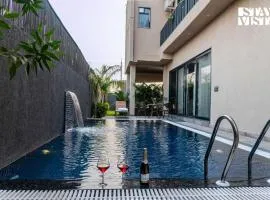 StayVista at Urban Escape - 2 Pools, Lawn & WiFi