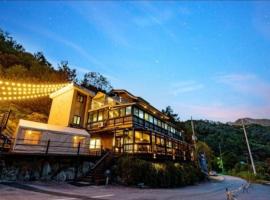 Gapyeong Pop Pension, hotel in P'yŏngban-ni