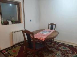 Soba sa zajedničkim kupatilom i kuhinjom, δωμάτιο σε οικογενειακή κατοικία στη Τζαχορίνα