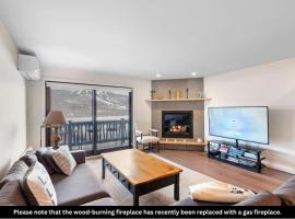 Spacious Condo with Lake and Mountain View, готель у місті Мон-Трамблан