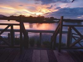 Sunset bar bungalows, kemp v destinaci Don Det