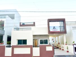 Shivoham Homestay- Private Luxuary Bungalow with Parking & Lawn: Ujjain şehrinde bir otel