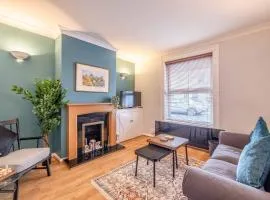 2BR Character Home Minutes from Windsor, Private Garden