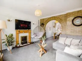 Serene Boho Retreat: White Oak Charm House 7ppl