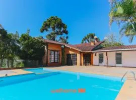 Casa em Cotia com piscina e área de lazer infantil