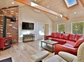 Experience the charm of Peak Hill Home, a cozy 3-BR retreat close to Ski Resort