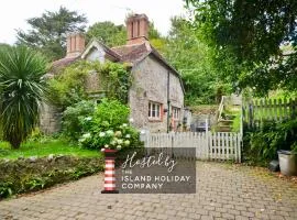 1 Apse Castle Cottage - Chocolate Box Cottage, Pet-Friendly 16th Century Cottage, surrounded by Ancient Woodland in Shanklin