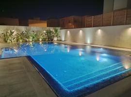 Coquet appartement avec piscine à 10min de l'aéroport Tunis - family only – hotel w mieście La Soukra