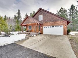 Forested Cle Elum Home with Trail Access and Deck, hotell sihtkohas Cle Elum