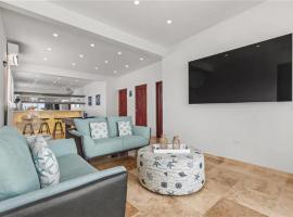 Just a few minutes walking to the Beach Club, hotel in Sabana