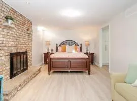 2 bedroom apartment-2 free parking -14 min to Pearson airport