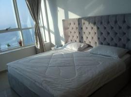 NICE Room in Sea View Apartment with Shared Amenities - ROOM INSIDE APARTMENT, penzion v destinaci Adžmán