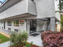 HomeTowne Studios by Red Roof Greenville