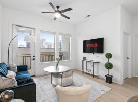 Bright 2-Bedroom Condo in Downtown with Parking, hotel v destinaci Birmingham