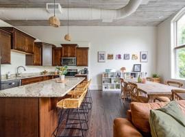 Relaxing Downtown Loft in the Heart of Macon，位于梅肯的酒店