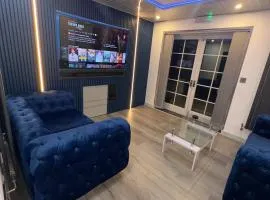 Luxxe House with Hot tub and Pool table