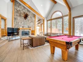 Luxury Keystone Cabin with Hot Tub, 1 Mi to Lifts!, hotel di Keystone