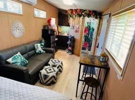 Birdie's Bungalow- Stunning views in cozy tropical hideaway!