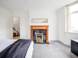 5-bedroom home in trendy Dibsbury area Manchester with parking