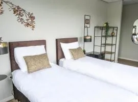 Renovated Suite With Kitchen Access And Bathroom