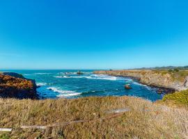 Oceanfront Retreat Close to Activities & the Beach, hotel di Caspar