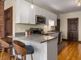 Newburyport Flat Downtown Living King Bed