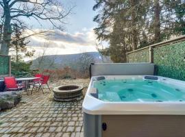 Mtn-View Gem w/ Deck & Hot Tub in Tannersville, хотел в Танерсвил