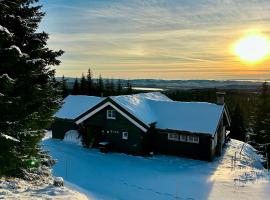 Luxury cabin Sjusj&oslash;en with hot tub, ski in-out, fireplace & WiFi, mullivannidega hotell sihtkohas Ringsaker