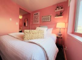 Cocktail Cabin Themed Guest Room，位于桑达斯基的酒店