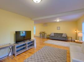 Walk to Sorrento Town Dock Pet-Friendly Apartment, hotel in Sorrento