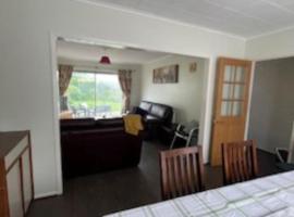 Wardown Place - Spacious 3 Bed House available for short term or long term Rental, Hotel in Luton