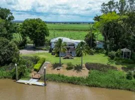 Clarence River Retreat - Oceanstays - Farmstay & Jetty