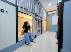 Bunk Ubon Hostel，Ban Na Khwai的附設泳池的飯店