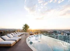 Luxury Peppers Infinity Pool Stylish with 2BD & 1C Park