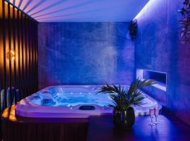 Love Room Les Private Places - Lit King Size et Jacuzzi Privé, hotell i Orléans