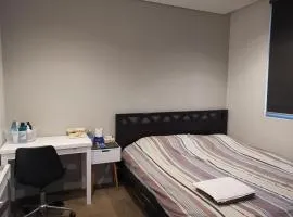 Room with king-size bed close to Melbourne CBD & Southern Cross Station