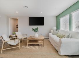 Spacious 3BR Home with Lake Access & Mountain Views, Hotel in San Jacinto